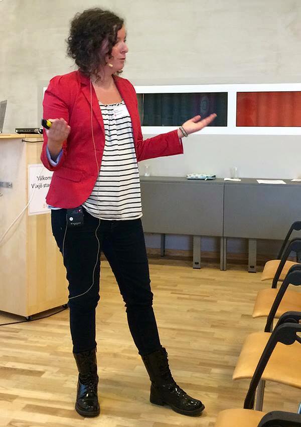 Maria Niemi föreläser om normkreativ kommunikation i Växjö. Foto: Weine Sundell